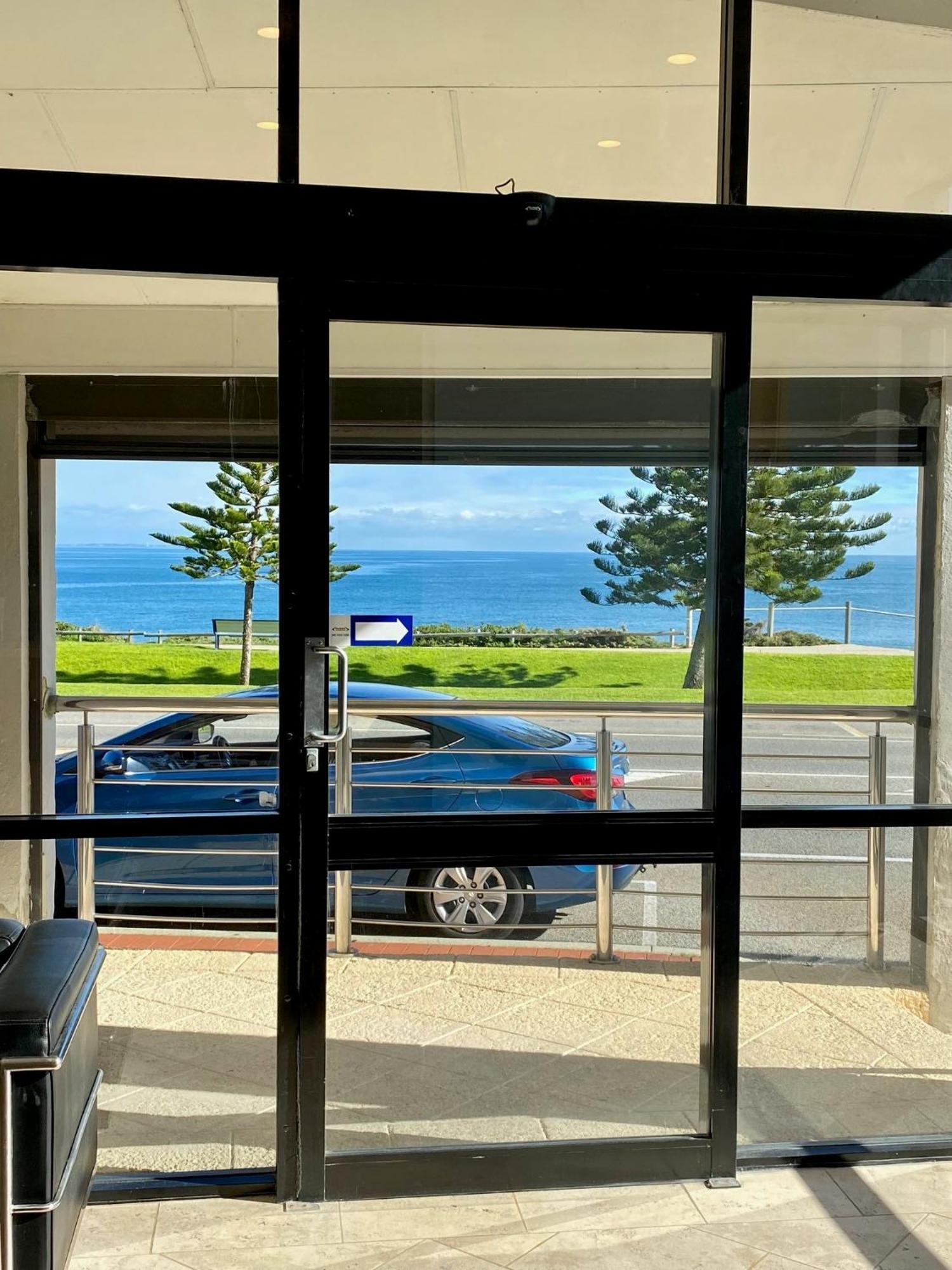Ocean Beach Hotel Perth Bagian luar foto